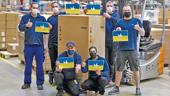 Unterstützung aus Lübeck: Dräger-Mitarbeiter mit Hilfsgütern für die Ukraine.