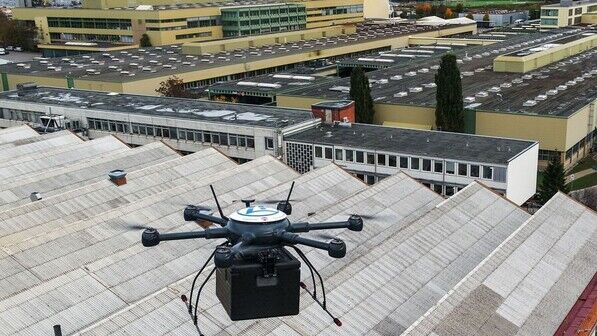 Sie hat es im Griff: Die Drohne transportiert Ersatzteile auf dem Werkgelände von ZF in Friedrichshafen. Foto: ZF