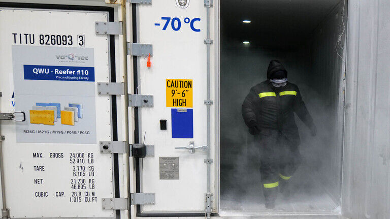 Eiskalt: In manchen Transportboxen herrschen Temperaturen von minus 70 Grad. Schutzkleidung ist da ratsam.