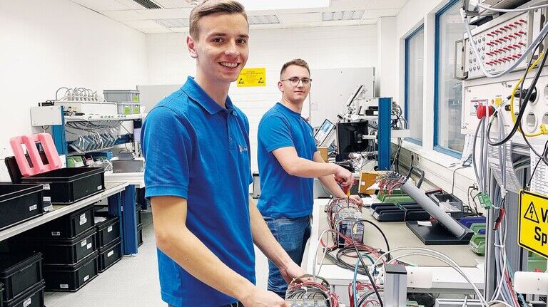 Elektrotechnik-Fans: Luis Dobler (links) arbeitet mit seinem Mitstudenten Jonas Mirwald an einer elektronischen Steuerung im Ausbildungszentrum der Maschinenfabrik Reinhausen.