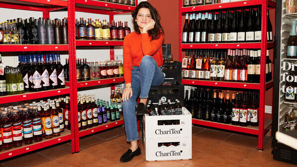 Große Auswahl: Isabella Steiner hat in ihrem Null-Prozent-Späti rund 200 Sorten Wein, Bier und Spirituosen im Angebot – alle alkoholfrei.