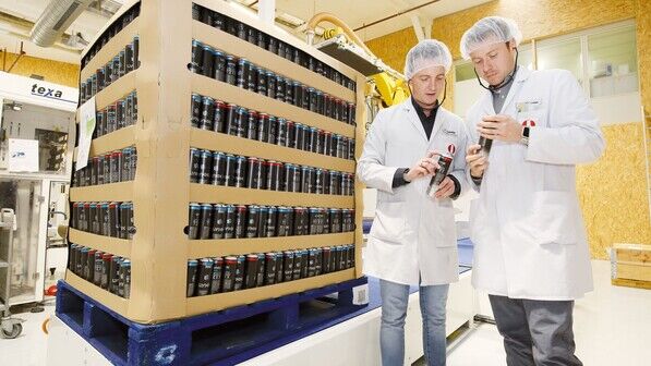 Erfinder: André Schneider (links) und Sebastian Stumpp mit einer Dose, die knapp 20 Prozent Material spart.