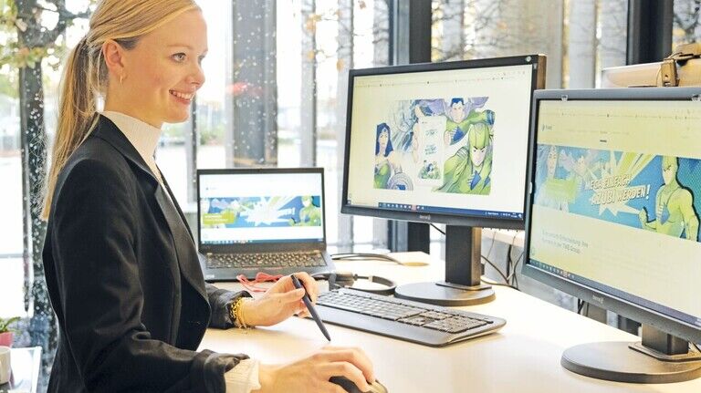 Die Personalreferentin an ihrem Arbeitsplatz: Die ersten Erfahrungen im Azubi-Marketing machte sie bei Lufthansa Technik in Hamburg.