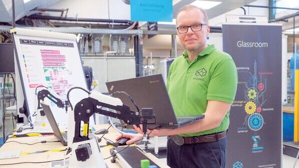 Lernen mit Roboter: Rainer Pätzold führt vor, wie man den technischen Helfer programmiert.