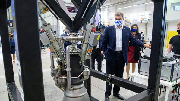 Besuch von der Politik: Bayerns Ministerpräsident Markus Söder in der Raketenfabrik von Isar Aerospace.