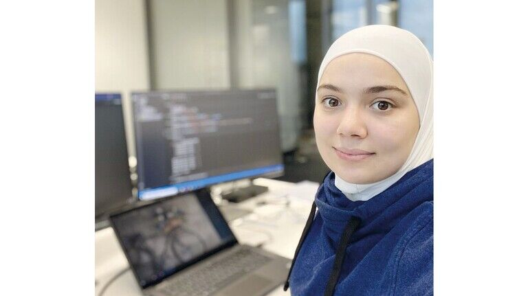 Brennt für ihren Beruf: Nour Al Ghazal an ihrem Arbeitsplatz in Karlsruhe.