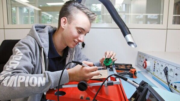 Leidenschaft für Technik: Der 18-Jährige ist seit Mitte 2019 Dualstudent beim Maschinenbauer Hauni in Bergedorf.