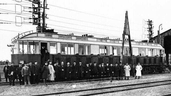 Erstmals schneller als Tempo 200: 1903 erreichte ein Versuchszug auf der Teststrecke in Berlin zwischen Marienfelde und Zossen 206,7 Stundenkilometer – Weltrekord. Foto: Siemens