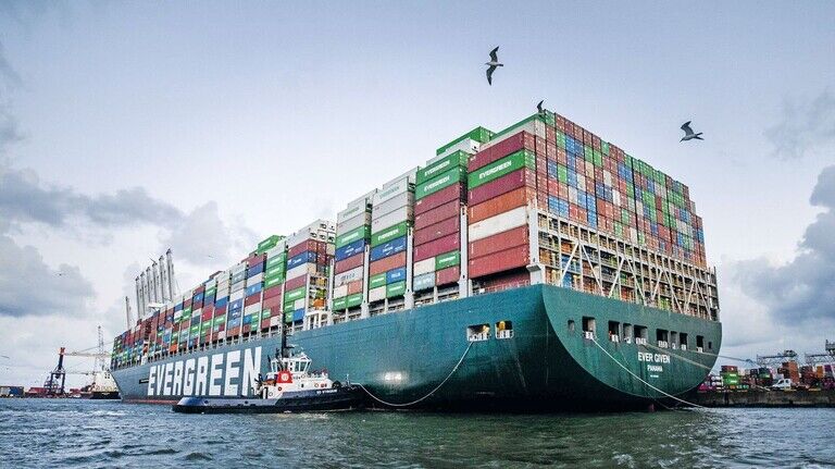 Sinnbild der Lieferkrise:  Das Containerschiff „Ever Given“ kommt im Rotterdamer Hafen an; tagelang hatte es den Suezkanal blockiert.