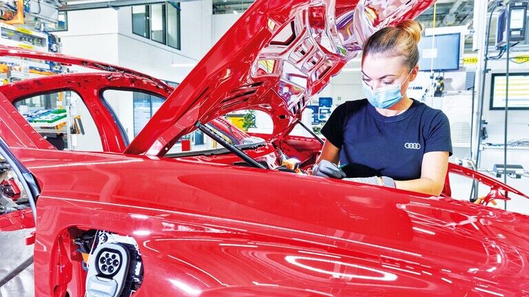 Smarte Produktion: Die Montageabläufe für den Audi e-tron GT wurden erstmals virtuell erprobt, hier ein Blick in die „echte“ Fertigung.