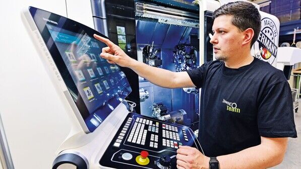 Hightech: Daniel Lilienthal, Abteilungsleiter CNC-Fertigung, programmiert eine CNC-Anlage.