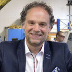 Zeigt stolz eine Gebäckformwalze für Spekulatius:
Matthias Drees, Geschäftsführer bei OKA in Darmstadt.