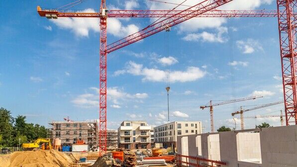 Baukräne: Drehen sich in Deutschland einfach zu selten. Obwohl vielerorts Wohnungen fehlen, wird einfach zu wenig gebaut.