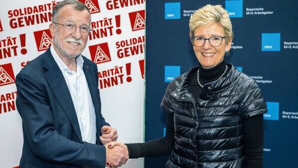 Handschlag: Angelique Renkhoff-Mücke, die Verhandlungsführerin des vbm, und IG-Metall-Bezirksleiter Johann Horn besiegeln den Abschluss.