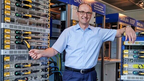 So wird ein einzelner Schalter bedient: Stefan Gutting vom Elektrotechnikunternehmen Jean Müller an einem modernen Schaltschrank für große Gebäude wie etwa Krankenhäuser.