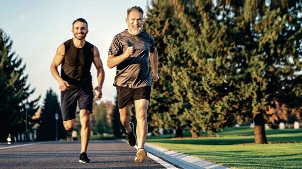 Da geht noch was: Menschen über 60 sind heute oft noch fit, gesund und leistungsfähig. Das gilt nicht nur für die Freizeit und den Sport. Auch im Betrieb sind Ältere noch produktiv, können mit den Jüngeren mithalten und sind ihnen dank ihrer Erfahrung sogar hier und da noch etwas voraus.
