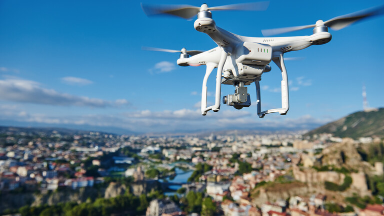 Im Anflug: Für Drohnen gelten schärfere Regeln für Registrierung oder auch Überflugrechte. 