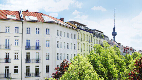 Wohnhäuser in Berlin: Wird die Wohnung, in der man als Mieter wohnt, verkauft, dann hat der neue Eigentümer das Recht, sich die Wohnung anzuschauen.