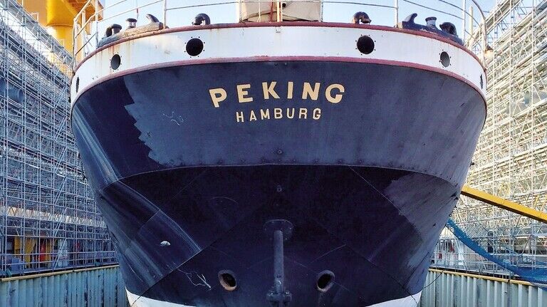 Im Trockendock: Ein Bild aus dem aktuellen „Peking“-Kalender der Stiftung Hamburg Maritim, der über 
die Website der Einrichtung bestellt werden kann.