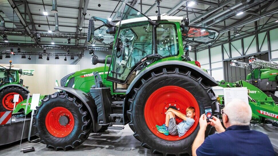 Bitte Platz nehmen: Im Fendt-Forum stehen aktuelle Traktor-Modelle neben Oldtimern.