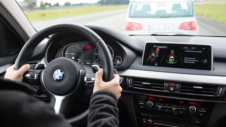 Cockpit eines modernen BMW: In Zukunft spielen die unterschiedlichen Assistenzsysteme zusammen, um das Fahren noch sicherer zu machen. 