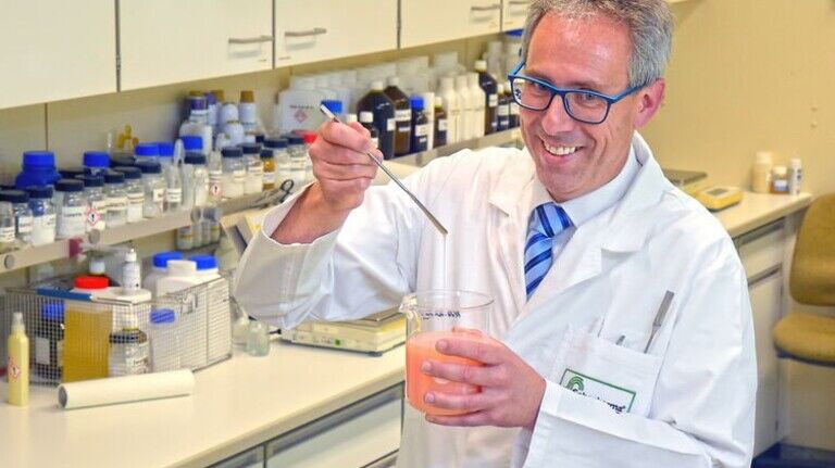 Entwickeln: Forschungsleiter Thomas Meyer und seine Mitarbeiter können für ihre Rezepturen auf 15.000 Rohstoffe zugreifen.