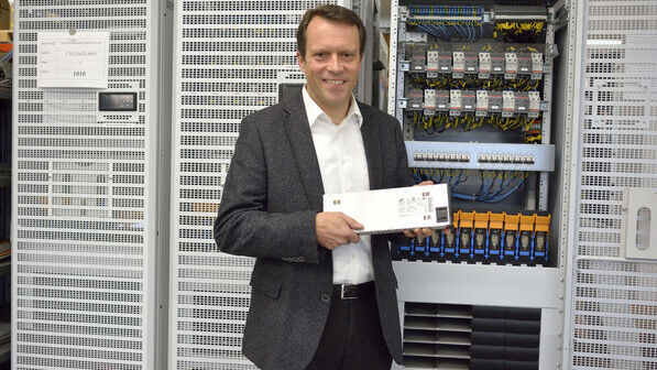 Mann mit Power: Volker Roßmann, Geschäftsführer von Eltek Deutschland in Frankfurt, an einem Anlagesystem für das Telefonnetz.