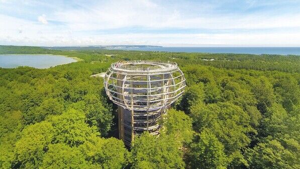 Lehrreicher Kletterspaß: Der 40 Meter hohe Holzturm nördlich von Binz ist das Herzstück eines 1.200 Meter langen Pfades über den Baumwipfeln der Ostsee-Insel.
