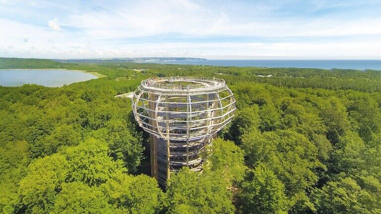 Lehrreicher Kletterspaß: Der 40 Meter hohe Holzturm nördlich von Binz ist das Herzstück eines 1.200 Meter langen Pfades über den Baumwipfeln der Ostsee-Insel.
