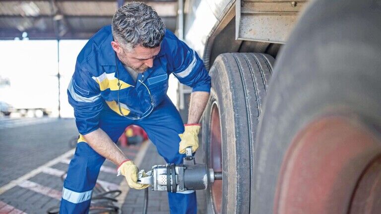Muskeln gefordert: Ein Trucker bereitet einen Reifenwechsel vor.