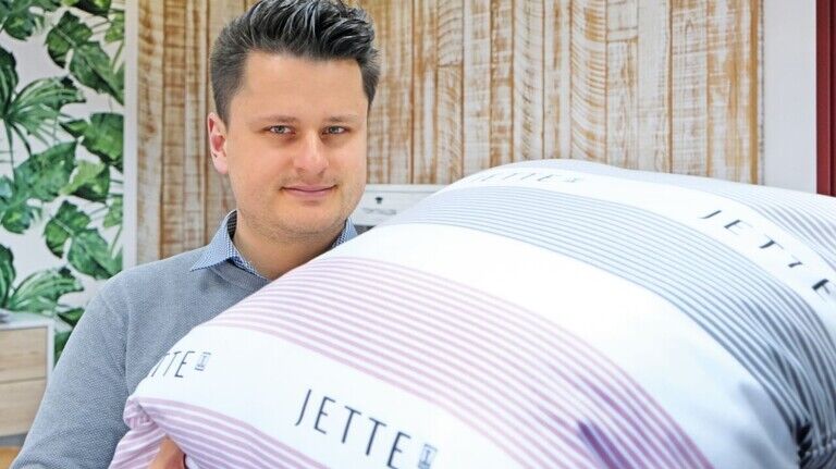 Neu im Programm: Bettwäsche der Marke „Jette“ – hier gezeigt von Geschäftsführer Maximilian Schmänk.
