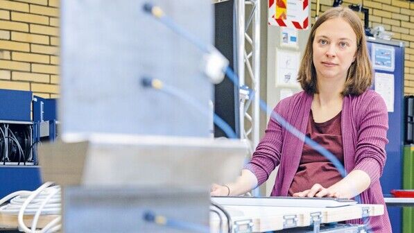 Sie testet, wie Objekte schwingen: Maren Scheel in ihrem Forschungslabor.