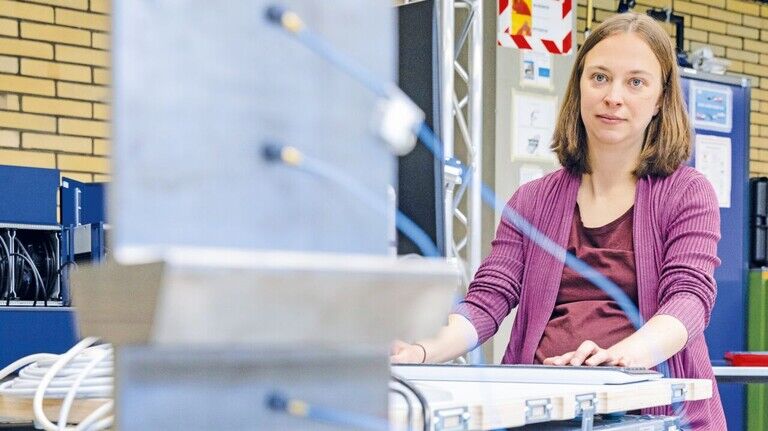 Sie testet, wie Objekte schwingen: Maren Scheel in ihrem Forschungslabor.