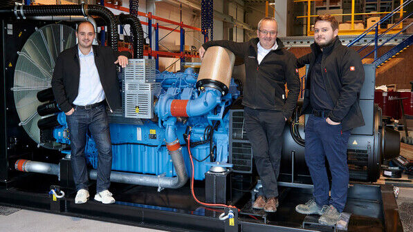 Familienunternehmer: Thomas Moog mit seinen Söhnen Maximilian (links) und Christian an einem Dieselaggregat für eine Anlage, die an die Lahn-Dill-Kliniken in Wetzlar geht.