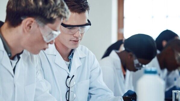 Azubis in der Chemie: Die Branche bietet attraktive Jobs für junge Leute.