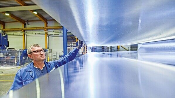 Gewichtiges Leichtmetall: Die größten Aluminium-Barren, die bei Gleich zu Platten zersägt werden, sind rund vier Meter lang.