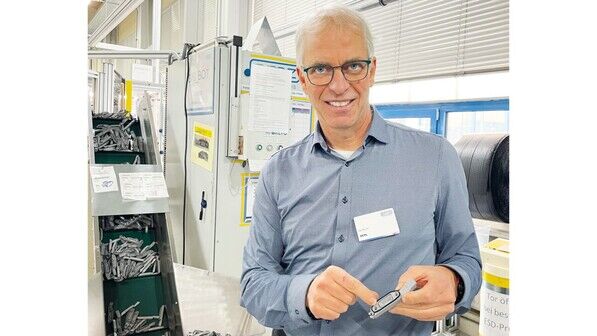 Klassiker: Entwicklungschef Ulrich Deml zeigt eine Türmulde, ein Bestandteil des Türverschlusses für Hausgeräte, eines der umsatzstärksten Produkte von emz.