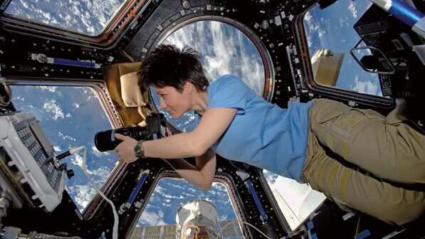 Im Weltraum: Die Astronautin fotografiert durch ein Fenster der Internationalen Raumstation ISS.