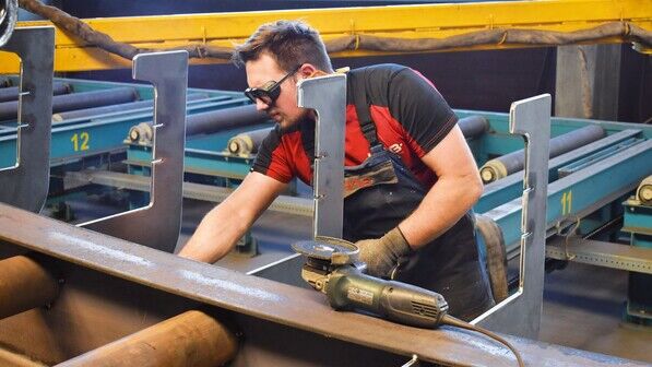 Fachkraft mit Flex: Dennis Breitenfeld, in seiner Lehre einer der besten Azubis in MV, bei der Arbeit an einer Stahlkonstruktion.