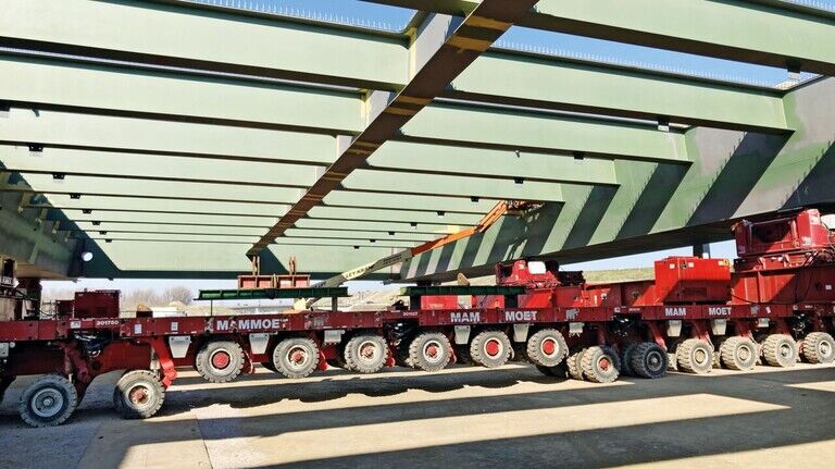 Nachschub für die neue Leverkusener Autobahnbrücke: Im März wurden tonnenschwere Stahlteile angeliefert.
