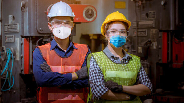 Maske auf: In Betrieben kann es sinnvoll sein, Mundschutz zu tragen.