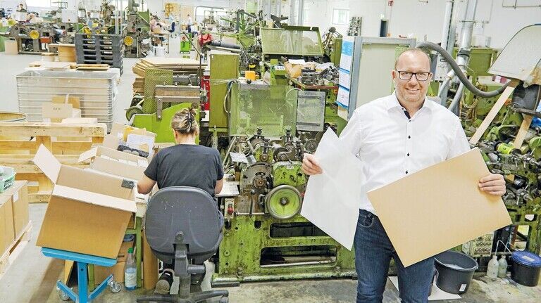 Präsentiert frisch produzierte Tüten: Geschäftsführer Jens Vonderheid in der neuen Werkhalle.