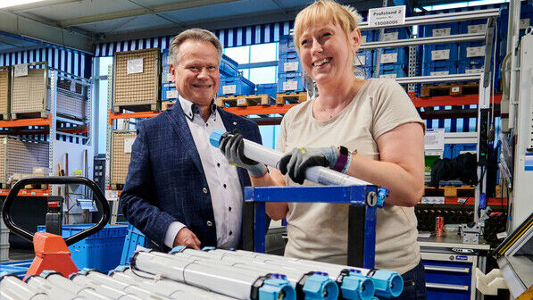 Oft auch in der Produktion unterwegs: Jürgen Timm, hier im Gespräch mit Mitarbeiterin Grazyna Galuszkiewirz, die Rohrantriebe für Rollläden montiert.