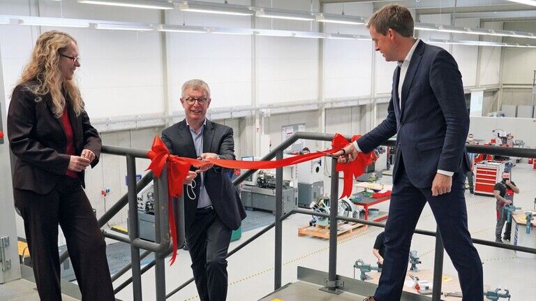 Eröffnet: OB Ulf Kämpfer (rechts) und TAN-Vorstand Edgar Schmitt durchtrennen das rote Band. Links: Katja Buhs, Geschäftsführerin des neuen Zentrums.