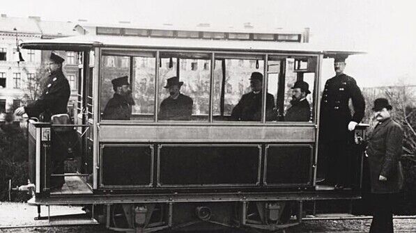 Revolutionierte den städtischen Nahverkehr: 1881 ging die erste Straßenbahn in Betrieb. Foto: Siemens