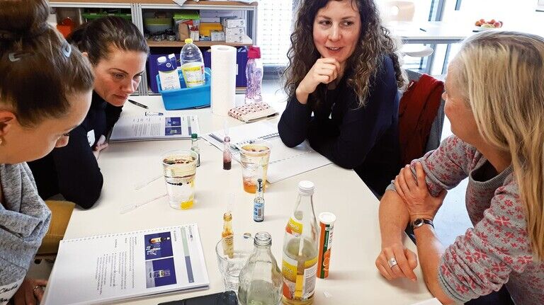 Ein kleines Chemielabor: Lehrer lernen, wie man mit Zutaten aus der Schulküche Experimente machen kann.