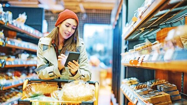 Da geht noch mehr: Das Smartphone ist im Supermarkt zwar immer dabei, aber noch nicht komplett in den Einkauf integriert.