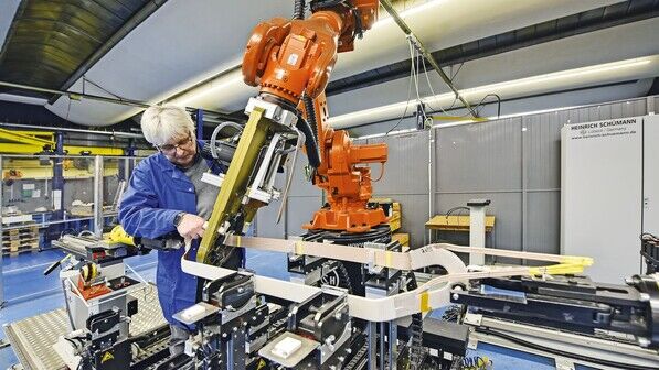Alter Hase: Axel Romann, hier an einem Roboterarm, ist seit 33 Jahren dabei.