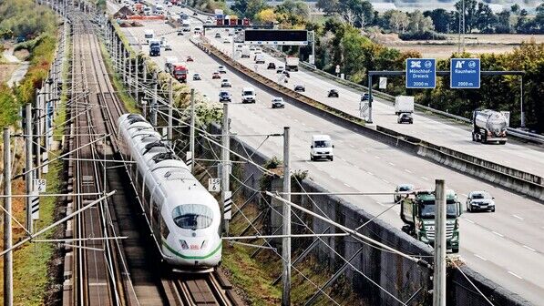 Straße und Schiene: Die EU verfolgt beim Verkehr ehrgeizige Öko-Ziele. Schließlich verursacht er fast 30 Prozent der Kohlendioxid-­Emissionen.