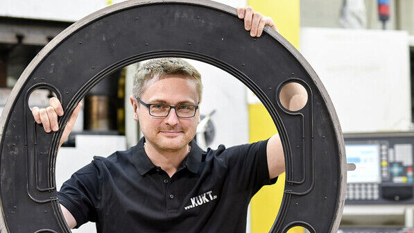 Anspruchsvolle Gummi-Metall-Beschichtung: Matthias Breitkopf, Produktionsleiter bei KUKT in Gelnhausen, mit einer Neuentwicklung.